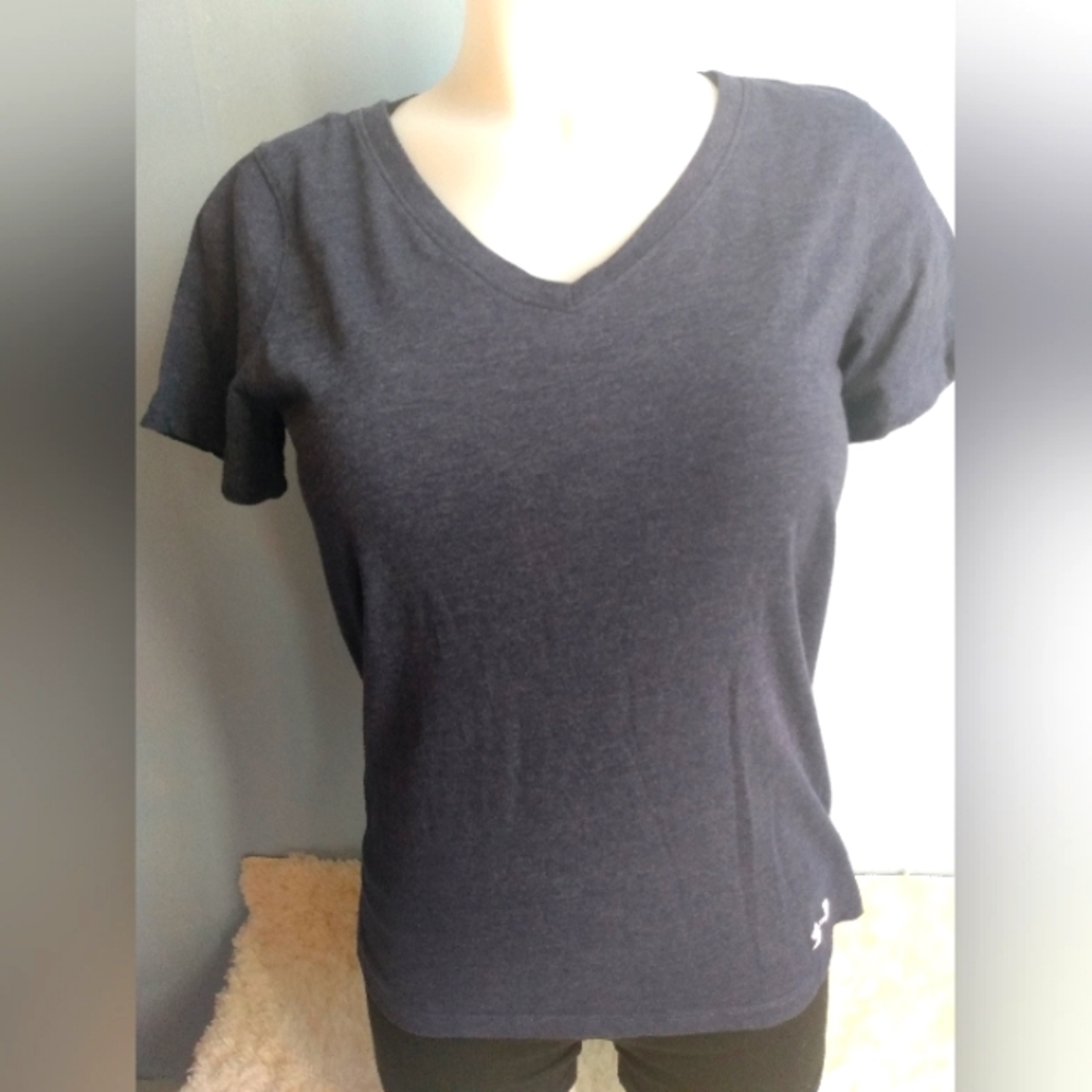 EUC Under Armour woman's size small navy w/ white logo v neck short sleeve